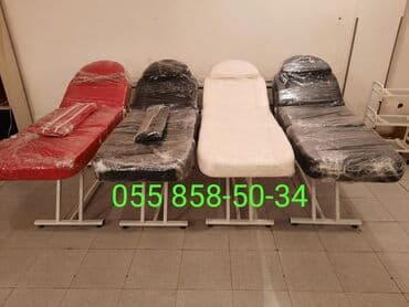 Kosmetologi kusetkalar Şekiller mağazasında ve müşteriye tehvilende