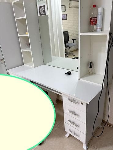 İşlənmiş, Makiyaj üçün masa, Güzgülü