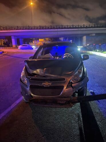 Chevrolet: Chevrolet Spark – boz rəng, şəhər içi yığcam hetçbek. Əsas — 3