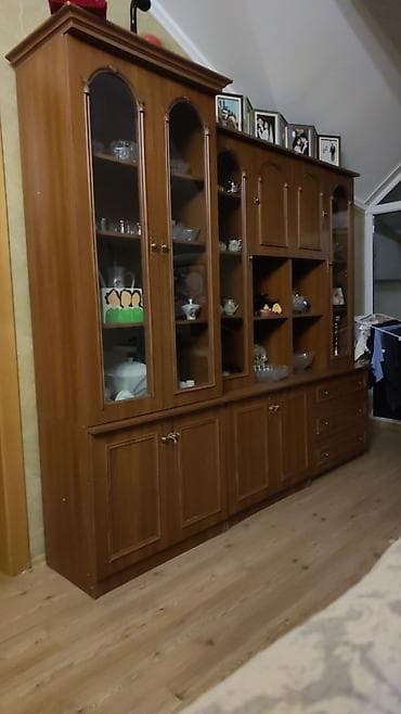 Klassik üslubda iri vitrin-divar dolabı - Material: ağac teksturasına