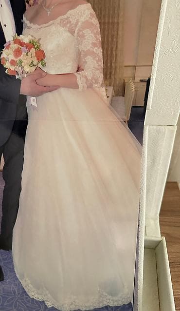 Arxasi uzun shleyf. Turkiyede tikilib,36-38 olchu. 1 defe geyinilib)