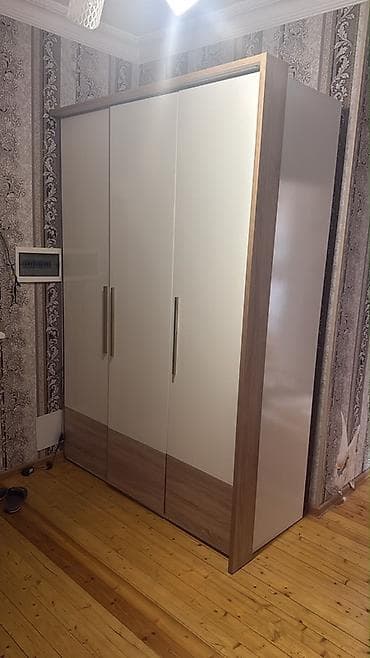 - 3 qapılı paltar şkafı: Açıq krem rəngli ön panellər və ağac — 1