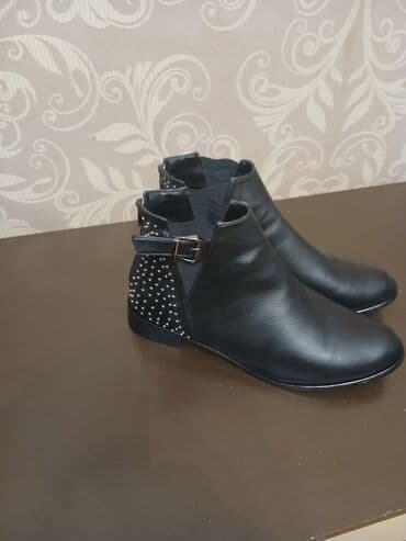 qadın üçün daflkot: Qadın qısa çəkmələri - Rəng: qara - Model: bilekyanı bot - Material — 2