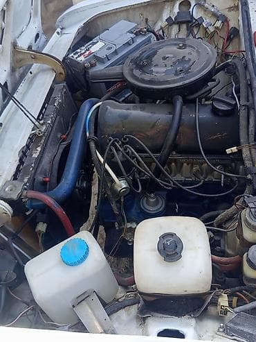 cobalt disk: VAZ 2106, ağ rəng, sedandır. Klassik kuzov dizaynı, xrom ön barmaqlıq — 4
