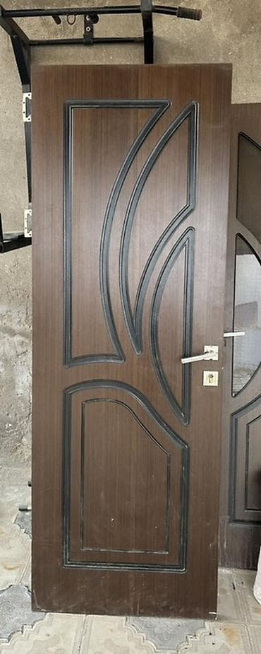 Otaq qapısı – qəhvəyi rəngdə, müasir dekorativ naxışlı model