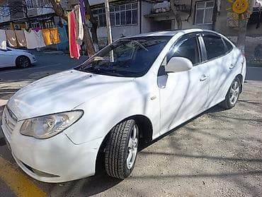 Hyundai Elantra sedan – ağ rəng Xüsusiyyətlər: - Korpus: 4 qapılı — 3