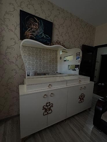 ağ qorka: Şəkildə gördüyünüz güzgülü dolab yaxşı vəziyyətdədir. Üst hissəsi — 1