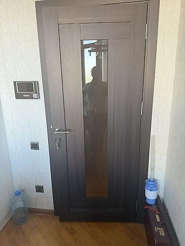 darvaza qapl: Daxili otaq qapısı – tünd qəhvəyi rəng, şüşəli model - Material: ağac — 3
