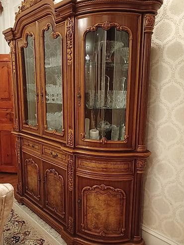 Klassik üslubda, zərif oyma detallar və taxta naxışlarla işlənmiş iri