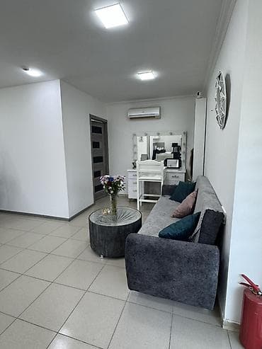 Gozellik salonun daxilinde otaq arendaya verilir. Birde sac ustasi — 2