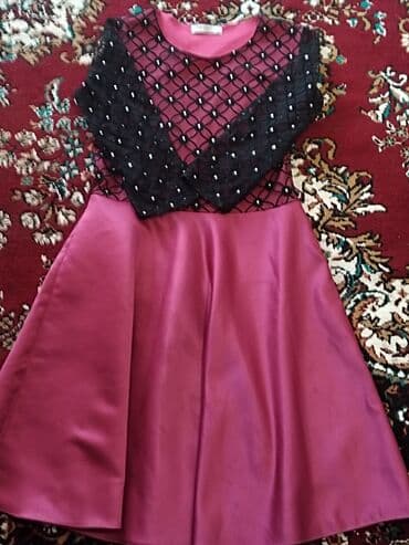 Qadın paltarı – qızılı-bənövşəyi (fuşya) ətək hissəli, üstü qara