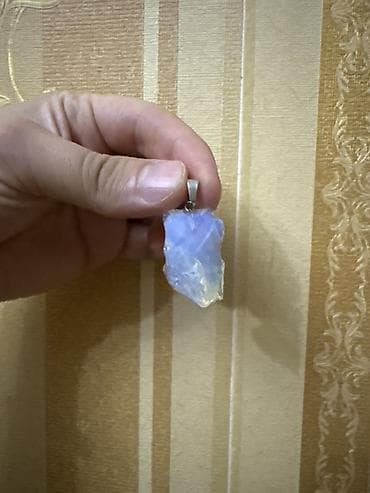 Kulonlar: Ay daşı asqı - Material: Opalit effektli, yüngülcə şəffaf, mavi-ağ — 2
