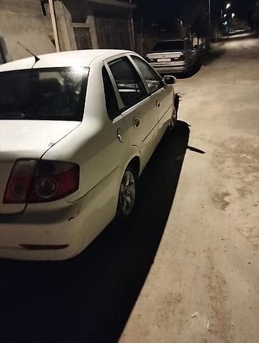 bmw e60 fara: Ağ rəngli 4 qapılı sedan avtomobil. Xüsusiyyətlər: - Ban növü: Sedan — 9