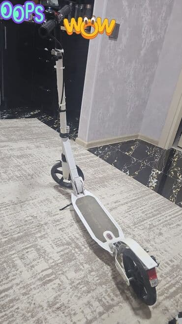 Şəhər üçün böyük təkərli skuter - Rəng: ağ, qara detallarla -