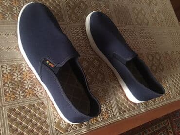 mokasin: Neytral rəngli, tünd göy rəngdə loaferlər. Ayaqqabıların yan tərəfində — 3