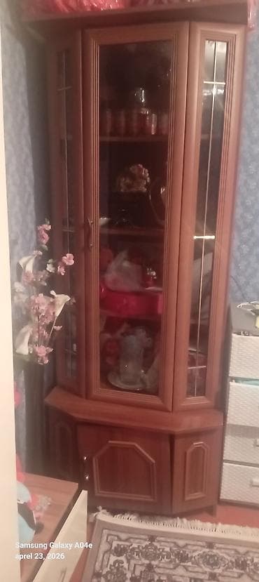 Şüşəli dolab vitrini