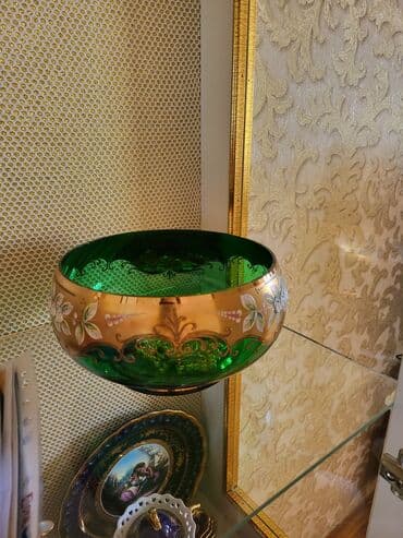 вазы для фруктов и конфет: Zərif dekorativ şüşə qab - Rəng: dərin zümrüd-yaşıl içlik, kənarlarda — 2