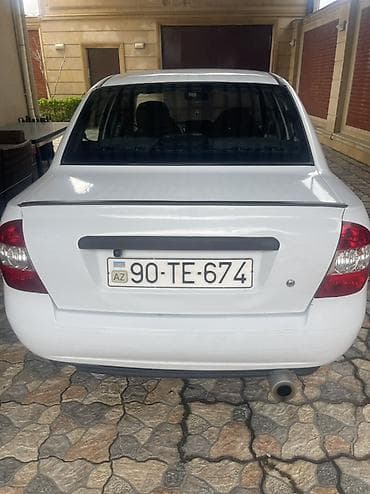 hyundai servis sumqayit: Ağ rəngli sedan, 4 qapı, kompakt ölçü və şəhər üçün qənaətcil həll — 6