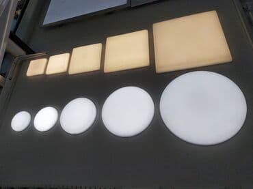 Müxtəlif ölçülərdə olan kvadrat və dairəvi formalı LED panellər. Bu