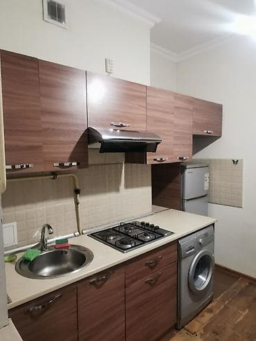 Salam. Ev Hovsan mida 1de məktəblə uzbe üz olan binada