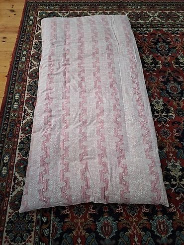 Böyüklər üçün Yun Döşək, Ünvandan götürmə