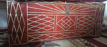 Bu, əşyaların saxlanması üçün nəzərdə tutulmuş taxta sandıqdır. Sandıq