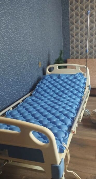 Tibbi çarpayı Xəstə kravatı Əlil yatağı Yataq matrası üstündə