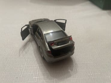 Metal korpuslu, realistik detallara malik sedan tipli miniatür — 9