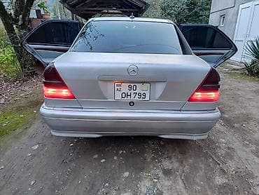 Mercedes-Benz C‑Class sedan, gümüşü rəng. Kuzov W202 dizaynı, 4 qapı — 2