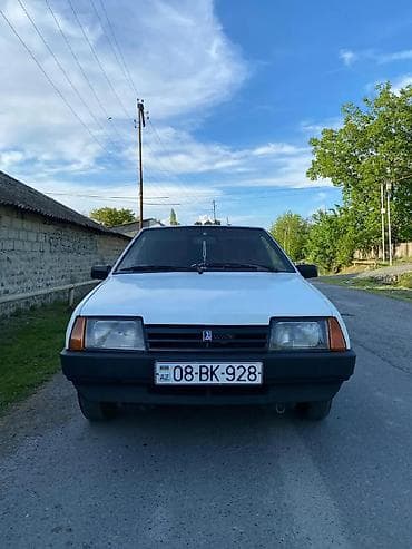 Vaz 2109 “Samara” – ağ rəngli, 5 qapılı hetçbek. Əsas xüsusiyyətlər