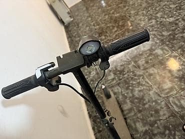 Elektrikli skuter. Qara rəngli, yığcam və şəhərdaxili istifadə üçün — 2