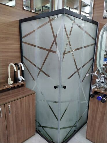 Şüşə panelləri və qara profilli künc duş kabini. Qapı tutacaqları