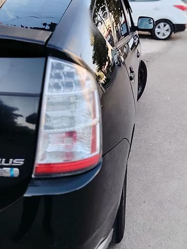 prius yan guzgu: Toyota Prius hibrid hatchbek - Korpus: qara rəng, arxa spoyler və — 2