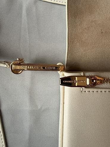 cantalar: Charles & Keith markalı qadın çantası Zərif açıq bej rəngində — 7
