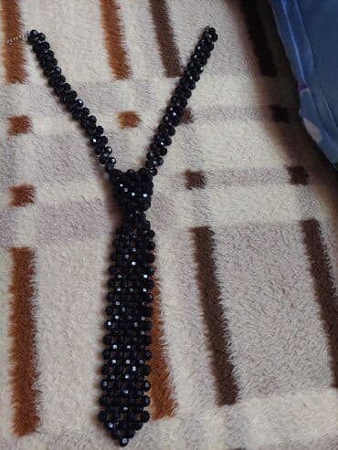 Əl işidir, çox səliqəli və incədir. Daşlardan yığılmış qalstuk və