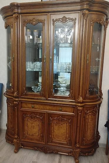 Klassik üslubda vitrinli bufet - Material: təbii ağac karkas