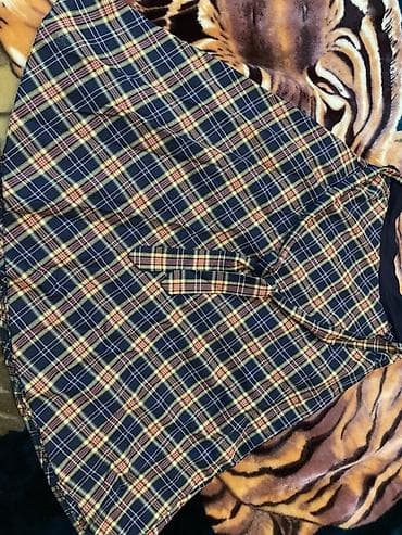 Dördbucaqlı naxışlı (qara-mavi əsaslı, sarı-qırmızı xətlərli) ətək. -