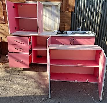 Mətbəx mebeli: Mətbəx mebel dəsti – çəhrayı rəngdə, ağ kənar haşiyələr ilə. Tərkibi — 2