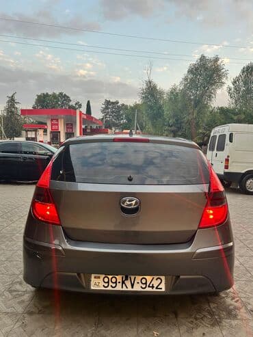 кондиционер купить в баку: Tünd boz rəngdə "Hyundai i30" hetçbek avtomobili. Avtomobilin arxa — 2