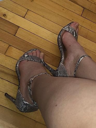 Yeni alinib hec geyinilmeyib 39 razmerdir. Real aliciya endirim