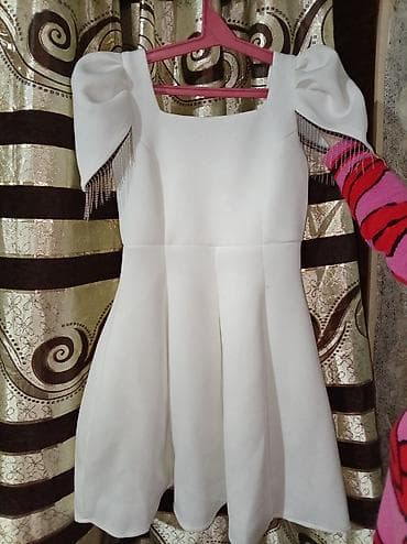 podium don: Ağ rəngli qısa ziyafət/libas - Kvadrat yaxalı dizayn - Puff (həcmli) — 1