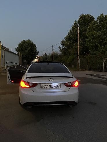 vito disk: Hyundai Sonata – ağ rəngli sedan Xüsusiyyətlər: - Korpus: 4 qapılı — 3