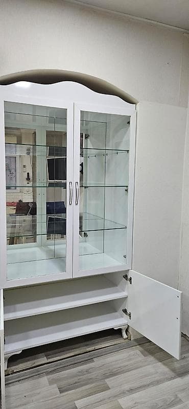 Ağ rəngli vitrin-dolab - Material: MDF korpus, şüşə vitrin qapıları