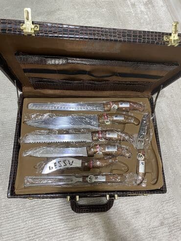 Çemodanı yaxşı vəziyyətdə deyil çünki çoxdan alınıb amma biçaqlar və