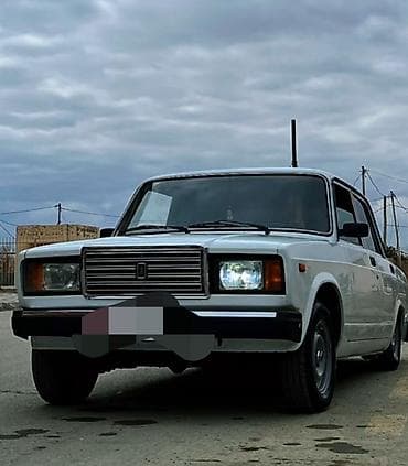 07 radiatoru: Satılır klassik VAZ 2107 sedan. Avtomobil ağ rəngdədir və klassik — 2