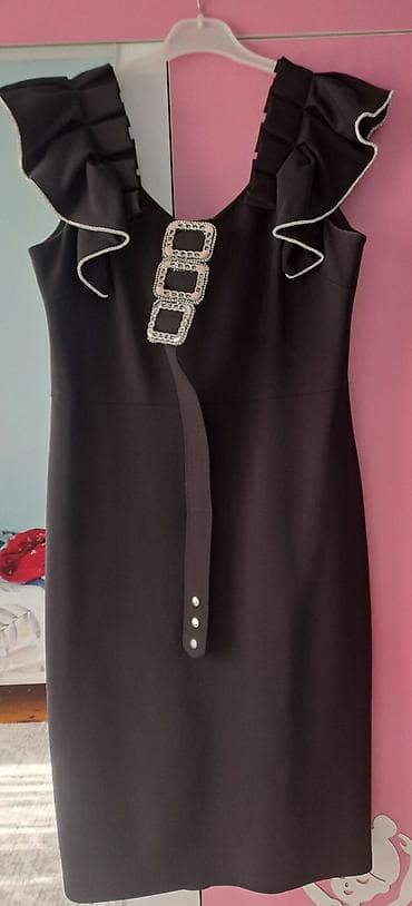 Qadın gecə/gecə tədbiri üçün qara rəngli zərif don. Xüsusiyyətlər: - — 1