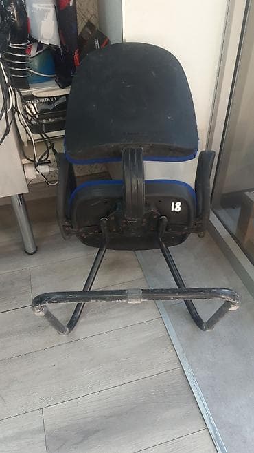 ipek parça: Ofis kreslosu – mavi parça oturacaq və bel hissəsi, qara metal “sled” — 1