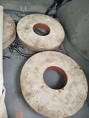 Mexaniki əl alətləri: Dairəvi formalı, mərkəzində dəlik olan bu daşlama diski müxtəlif — 1