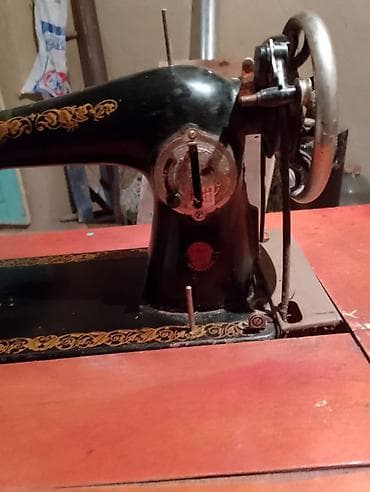 modelka maşınlar: Ayaq pedallı tikiş maşını və taxta stol dəsti - Mexaniki, pedalla — 2