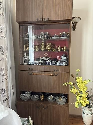 Şüşəli dolab vitrini